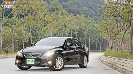 Toyota Mark X  售價：$349,100起<BR>大面積的鬼面罩與入風口設計，配上Mark X廠徽，相當悅目。