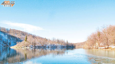 在十六湖上泛舟，藍天、碧湖跟鋪上白雪的陸地，景色層次分明。