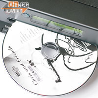 碟盤採用吸入式防震設計，確保CD高速轉動時穩定。