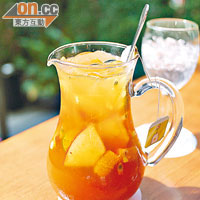 夏日新果茶用新鮮紅茶混入青檸、蘋果、八香果，還有新鮮菠蘿製成的天然糖漿，清新香甜，NT$140（約HK$37）。