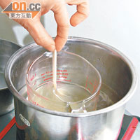 Step 2：成人可協助將大豆蠟隔水座熔。