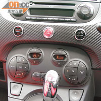 陳設講求簡潔的中控台，波棍和車窗控制鍵等置在底部。