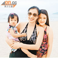 鍾麗緹閒時愛與女兒到海灘遊玩，穿上泳衣的她跟長女猶如兩姐妹。
