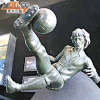 巴西白人球王薛高怒射的英姿，被製成雕塑在館內展出。