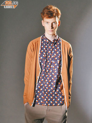 橙色針織開胸外套 $3,195、紫藍×彩色圖案恤衫 $3,390、啡色長褲 $3,315