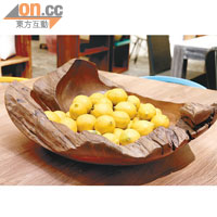 柚木製大碗，以原件舊木製作，是其中一件獲FSC認證的產品。$4,950
