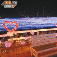 隨着音樂，由藍色LED燈組成的「愛情的海」，會慢慢呈現出「Love」字圖案。