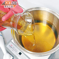 製作示範<br>Step 1. 先將不同油類（如初榨橄欖油、有機茶花籽油等）充分混合。
