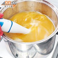 Step 2. 加入氫氧化鈉，加熱至48℃，不停攪拌，使之皂化，令顏色變奶白、質地變濃稠。再按需要加入香薰油、花朵、蘆薈或岩鹽等材料。 