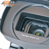 採用F2.8光圈10倍變焦鏡頭，焦距約為42.4~424mm。