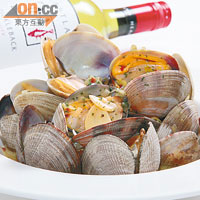 Clams $228<br>當地的時令菜，加拿大蜆加入由蜆肉、洋葱、白酒和Chilli Flake熬2小時而成的湯中煮，蜆雖細隻，但每粒都脹卜卜，在湯汁襯托下，超鮮甜！