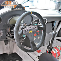 為求減輕車重，911 GT3 Cup車廂內的配備被悉數剔除。