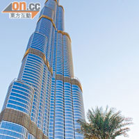 杜拜哈利法塔高828米，是世界最高建築。