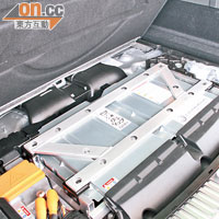 電池由240個單元組成，能夠產生288伏特的電壓。