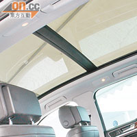 車頂設有玻璃天幕，全車乘客可盡享開揚景致。