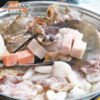 上桌時，鍋內部分海鮮仍然蠢蠢欲動，可見其新鮮程度。