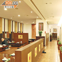 餐廳布置清雅，並設有多間獨立的VIP房，以方便接待貴賓。