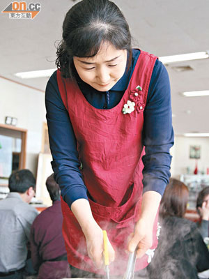 餐廳的阿朱媽會細心地幫客人將鍋內的海鮮剪碎。