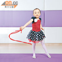 繩操：使用的輕器械是麻繩或纖維製成的繩子，表演動作主要有：過繩跳、擺動、拋接、跳躍等。