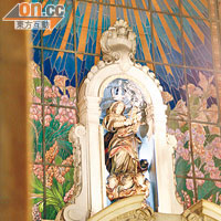 聖壇背景是一幅富藝術性的顏色玻璃畫。