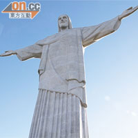 耶穌每天站在山頂上俯瞰Rio和熱鬧的沙灘，迎接世界各地的遊客到來。