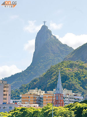 遙遙站立於Corcovado山的耶穌像，在巿內到處可見。