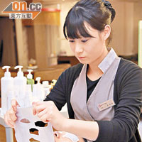 美容師會為客人清潔面部及按摩，再貼上面膜。