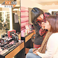 想化個韓星級妝容的話，可以找駐場的化妝師為你馬上打造。