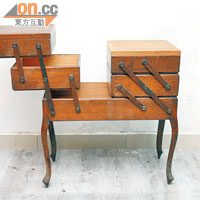 德國Handmade小櫃，有拉合機關，製作精巧，曾於二戰使用。$7,600