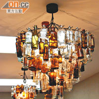 以舊玻璃瓶砌成的吊燈，環保得來又夠特色。