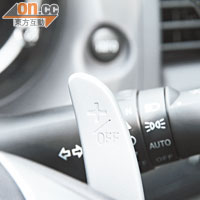 駕駛者可運用軚盤撥片，介入波箱的轉檔動作。
