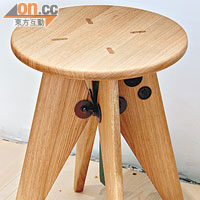 Tabouret Solvay<br>看似平平無奇的木椅，卻因加入了金屬齒輪Detail，配上倒三角形椅腳設計，一下子變出風格來。$8,999