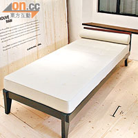 Lit Flavigny<br>系列中唯一的床，設計薄而矮，煙灰色易於融入房間。$48,999