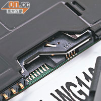 拆電後可見雙SIM卡插槽，但只支援其中一張上網。	
