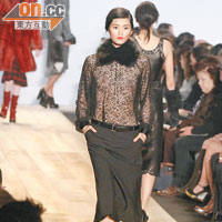 Fur Collar襯上Lace Blouse，厚薄對比強烈。