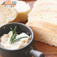 即日製的阿本牌麵包，塗上傳統意式蒜蓉白豆醬，麵包十分香，味道很特別。