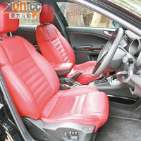 座椅換上紅色皮革包覆，前座屬高承托力半桶形設計。