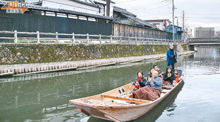 坐在巴波川的遊覽船上，可以欣賞到沿岸昔日「」之風景。