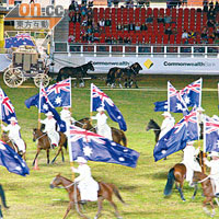 當RAS Stockman's Ride騎術表演時，騎士揮動澳洲國旗，場內播放澳洲國歌，全場觀眾都則站起來睇表演。