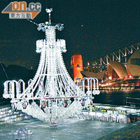 舞台上的巨型水晶燈與著名的悉尼歌劇院互相輝映。