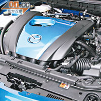 2.0 SKYACTIV-G引擎的保護蓋跟車身一樣以藍色配襯，凸顯環保特質。