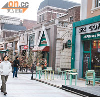 風情街兩旁店舖外觀都是西式小洋房風格，並以咖啡店及餐廳為主。
