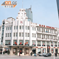 於1901年創立的起士林餐廳，是歐洲風情街附近的地標建築之一。