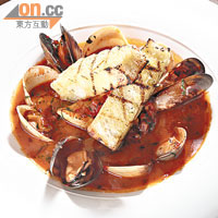 Cassola di pesce $228<br>傳統的西西里菜式，有青口、蜆、帶子和魚等，均以自家煲煮的海鮮湯烹調，味道酸酸甜甜，很開胃。