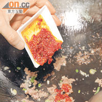四川郫縣豆瓣醬和漢源花椒是麻婆豆腐的精髓。