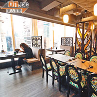 餐廳上層（16樓）為主要用餐區，可容納近70人，下層則是VIP房，可容納8至12人。