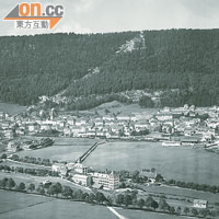 品牌前身公司於1832年在瑞士城鎮Saint-Imier創立。（黑白圖片）