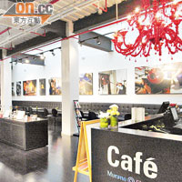 2樓的MURANO@SHMOG咖啡吧，可以一邊歎咖啡，一邊挑選精緻玻璃茶具。