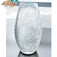 將高溫的玻璃瓶放入冷水冷卻，便會出現碎裂般的紋理。 