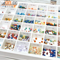 參加者可以自行挑選不同的玻璃珠，以製作不同的飾物。